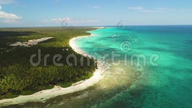 多米尼加共和国索纳岛全景。 野生海滩和异国海岸线，鸟瞰
